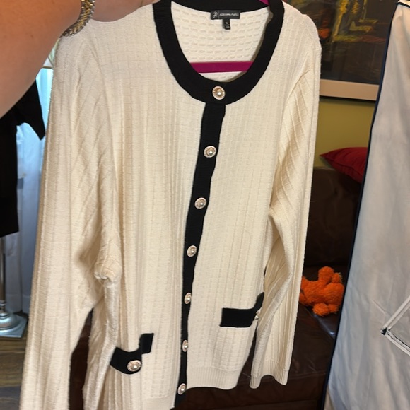 NWT Adrianna Papell Sweater, Ivory w/ Blk accents & fancy Pearl Buttons, XL - Picture 5 of 6
